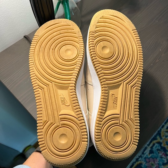 Women’s Nike Air Jordan 1 Low - Picture 3 of 4